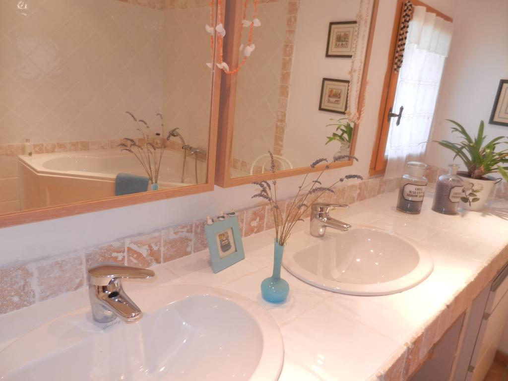 La Feniere Aux Hirondelles Bed & Breakfast Orange  Room photo